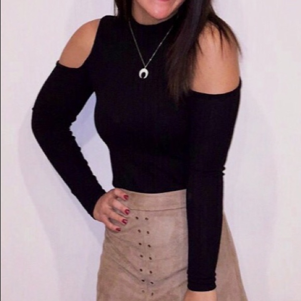 Cut out shoulder black formfitting long sleeve